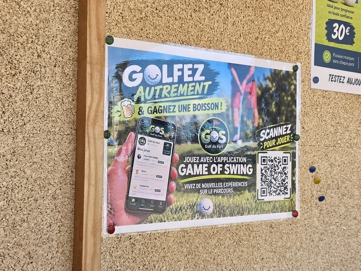 L'affiche Game of Swing au practice du Golf du Fort : golfez autrement et gagnez une boisson